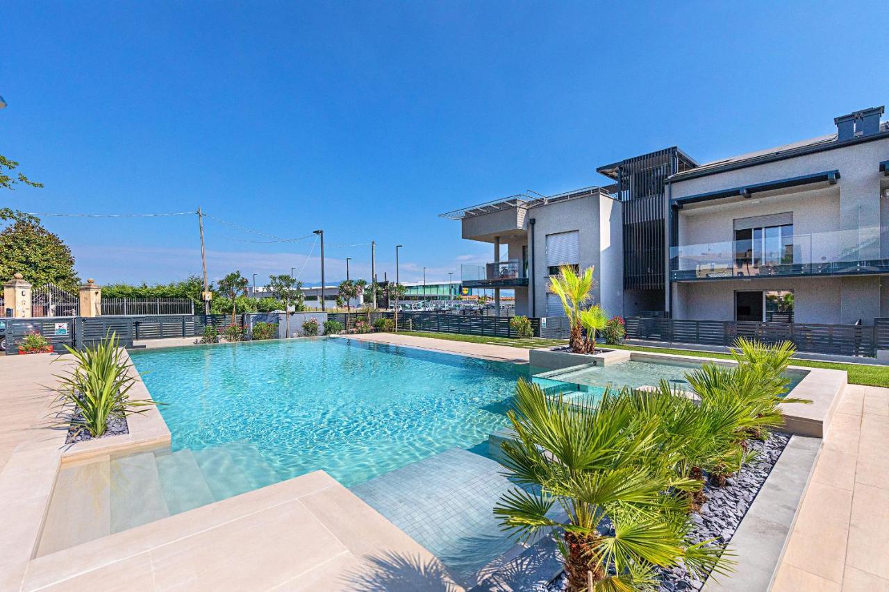 Apartamento Una Terrazza Sul Lago A2 Con Piscina By Wonderful Italy Peschiera del Garda Exterior foto